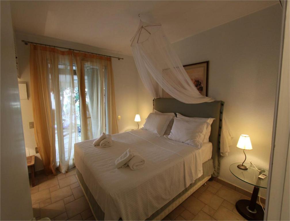 Beachfront House 13 ,Glyfada room 4